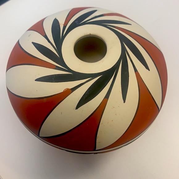 Beautiful signed Native Decor. Isleta Pueblo New Mexico - Picture 2 of 4